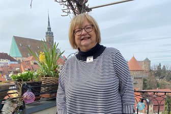 Von Penig nach Bautzen: Ein Leben für den Denkmalschutz - Die gebürtige Penigerin Christa Kämpfe auf dem Balkon ihres Bautzener Wohnhauses. Von dort bietet sich ein beeindruckender Blick auf Dom und Gerberbastei.