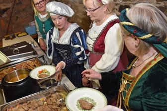 Von Perlhühnern und Fasanen - Mandy Fischer (3. v. r.) von der Gourmetmanufaktur Grüner Wald Marbach gehörte zu den Gastgebern.