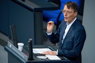 Von Pflicht und Fortschritt - Erster Auftritt des neuen Bundesgesundheitsministers Karl Lauterbach im Bundestag: Der SPD-Politiker will in der Krise vorgehen wie ein Mediziner und die Therapie ständig dem Befund anpassen. 