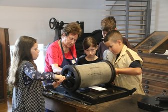 Von „Pils für Papa“ bis „Wein für Mama“: Kinder erobern die Druckerei in Oederan - Die Ferienkinder lernen im Oederaner Museum unter der Anleitung von Christine Schulze (Foto), wie gedruckt wird.
