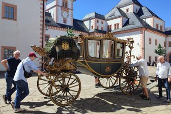 Von Pracht-Stücken in Augustusburg bis Apfelernte in Seelitz: Sieben gute Nachrichten aus Mittelsachsen - Auf Schloss Augustusburg ist auch der Galawagen von 1876/77 eingetroffen.