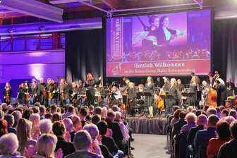 Von Pretty Woman bis Fluch der Karibik: Ein Hauch von Hollywood in Schwarzenberg - Ausverkaufte Premiere von Sounds of Hollywood 2023: Die Vogtland-Philharmonie beim Auftritt am Samstagabend in Schwarzenberg. 