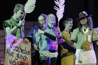 Von Punks, Emos und Träumern: Plauener Schüler geben Konzert im Vogtlandtheater - Noah Dietze, Clara Ehrig, Caroline Anstock, Corin Unger und Vanessa Weihs (von links) spielen bei „Frei geträumt!“ die Hauptrollen.