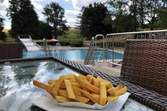 Von Rabenstein nach Gablenz: So schmecken die Freibad-Pommes in Chemnitz - Die Pommes im Freibad Einsiedel kosten 3,20 Euro.