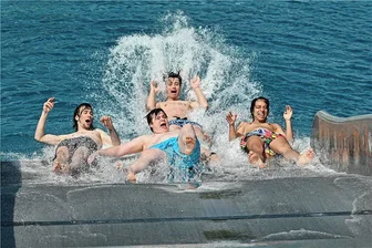 Von Radtour bis Freibad: Tipps für die ersten warmen Tage zwischen Freiberg und Rochlitz - Da hilft nur Schreien: Für eine Studentegruppe ging es im Freibad Mittweida von der Rutsche ins 17 Grad kühle Wasser. "Frisch ist eine gute Beschreibung", meinte einer. 
