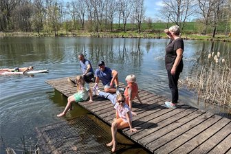 Von Radtouren bis Gartenarbeit: So verbringen Chemnitzer das Super-Wochenende - Bei einer Wassertemperatur von 13 Grad sind die ersten Mutigen am Samstag im Naturbad Niederwiesa baden gegangen, so der zehnjährige Louis auf einem Surfbrett. Die Eltern Susan Leonhard (rechts) und Enrico Jäger schauten dem Treiben ebenso zu wie die Cousinen Klara und Charlotte sowie deren Eltern.