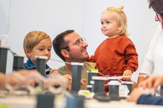 Von Ravensburger bis Club-Mate: Darum lohnt sich die Fahrt von Rochlitz und Penig quer durch Deutschland - Das Museum Ravensburger in Baden-Württemberg hat rund 48.000 Besucher im Jahr. Das Bild ist im „GraviTrax-Raum“ entstanden, das sind Murmelbahnen. Ravensburg liegt nicht weit weg von Uttenweiler, Partnergemeinde von Penig.