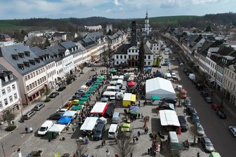 Von Regionalmarkt bis Roboter-Lab: Fünf Tipps für das Wochenende in Mittelsachsen - Ein voller Marktplatz: Der erste Regionalmarkt in diesem Jahr stand unter dem Motto "Rochlitz dreht am Rad".