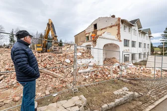 Von Reichel-Fabrik bis Metzen: Bagger beendet 140-jährige Firmengeschichte im Erzgebirge - Die ehemalige Reichel-Fabrik in Niederlauterstein wird zum Teil abgerissen. Ihre Geschichte begann 1883, als der Urgroßvater von Bernd Reichel (im Bild) mit dem Bau begann.