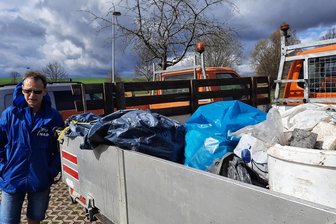 Von Reifenstapel bis Tierkadaver: Region Rochlitz sagt dem Müll den Kampf an - Jens Weber von der Regionalgruppe Topfseifersdorf „Im Erlbachtal“ des Naturschutzbundes Deutschland (Nabu) und weitere Helfer sammelten im März Müll an verschiedenen Stellen in Königshain-Wiederau ein. Die Gemeindeverwaltung half beim Abtransport des Unrats.