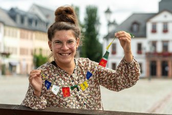 Von Rochlitz nach Nepal: Katarina Schlick packt bei Kindergarten in Asien an - Katarina Schlick, hier mit einer Gebetskette aus Nepal, unterstützt seit einigen Jahren ein Hilfsprojekt in dem südasiatischen Land.