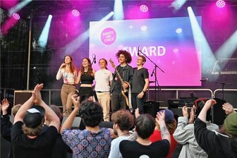 Von Rock und Pop bis Jazz: 17 Bands geben in Mittweida alles - Den Sieg auf der Bühne am Wasserkraftwerk holte sich die Band DoZ, sie sicherte sich gegen Sewing Machine auch den Publikumspreis.