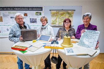 Von Rohrstock bis Schulglocke: Bürger liefern Fundstücke für Ausstellung - Zeigen Fundstücke für die neue Schau in Reinsdorf vor (von links): Falko Ludewig, Maritta Freitag, Petra Ludewig und Brigitte Kunz. 