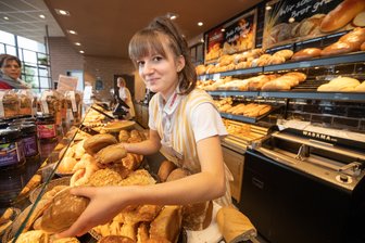 Von "Roscher" bis "Herzstück": Warum trendige Back-Bistros mit Porsche-Flair in der Provinz so erfolgreich sind - Auszubildende Lena Papenhagen in der Bäckerei Roscher