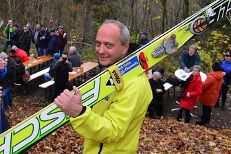 Von Rossau auf zu den Olympia-Schanzen: Auch mit 60 kann Tino Ranft nicht vom Skispringen lassen - Tino Ranft 2023 bei einem Treffen an der ehemaligen Schanze in Schönborn-Dreiwerden.
