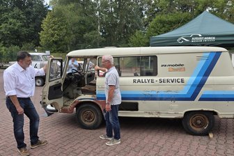 Von Rost zu Ruhm: Vereine und Azubis wollen Barkas B 1000 in Werdau restaurieren - Ralf Gottmann und Ronald Baumann (r.) am B 1000, der mit Lehrlingen restauriert werden soll.