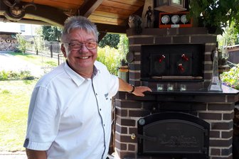Von „Rot-Stift-Rambo“ bis „Zwangseingemeindung“: Leubnitzer Ortsvorsteher nimmt nach 25 Jahren kein Blatt vor den Mund - In seinem „Sommerwohnzimmer“, auf der Terrasse seines Hauses, verbringt Andreas Wimmer jetzt viel mehr Zeit als sonst. Besucher haben einen super Blick auf die große Eisenbahnbrücke des Dorfes.
