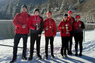 Von Sachsen bis zum Weltcup in Calgary: Mylauer Eisschnellläufer überzeugen überall - Betreuer Stephan Mothes mit Friedrich Ketzel, Carl Leonhard Fiebig, Helene Brückner, Sara Mothes und Constanze-Marie Mädler (von links) in Inzell.