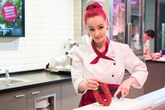 Von Säften über Wurst bis Bier - Einen Imbiss gibt es bei Richter Erzgebirge aus Oederan zur Grünen Woche. Im Bild Annemarie Klinkert.