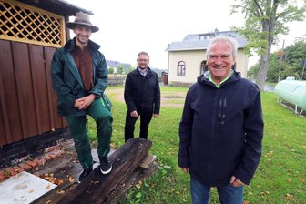 Von Sanssouci nach Großvoigtsberg: Wie ein junger Gärtner den alten Park am Bahnhof neu erschuf - Gottfried Wünsche, Rolf Weigand und Dietmar Straube (v.l.) im Bahnhofsgarten Großvoigtsberg.
