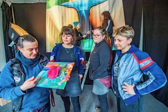 Von Scham bis Selbstbestimmung: Interaktive Ausstellung "Vulva-Me" öffnet am Mittwoch im Weltecho Chemnitz - Kunstschaffende beim Aufbau der Vulva-Schau im Weltecho: Mareike Hornof mit einer Plastik von Giulietta Scheer, Ann-Kristin Balz, Pia Jänich und Sonja Komso (Foto vorn v.l.), hinten Antje Schulz und Kim Kollenda.