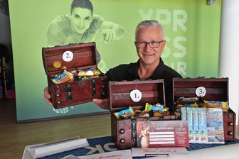 Von Schatzsuche bis Reifenrallye: Das bietet das Frühlingsfest in Hohenstein-Ernstthal - Jörg Esche von Injoy mit den prall gefüllten Schatztruhen die für die große Schatzsuche beim Frühlingsfest im Stadtgarten versteckt werden.