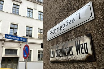 Von Scheißgäss‘l bis Quarkleiergasse: Woher kommen diese verrückten Straßennamen zwischen Rochlitz und dem Erzgebirge? - Das Scheißgäss'l in Hainichen ist kein offizieller Straßenname und nur wenige Meter lang. Man findet es an der Mittweidaer Straße neben der Drogerie.