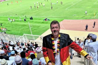 Von Schellenberg in den Oman: Ein Mittelsachse erlebt am Persischen Golf WM-Vorfreude - Tilo Kleßig aus Schellenberg sah sich das letzte Fußball-Testspiel der Deutschen Nationalmannschaft vor Beginn der Weltmeisterschaft gegen den Oman im Stadion von Maskat an. Von der Atmosphäre war er begeistert, vom sportlichen Wert des Spiels hingegen weniger. 