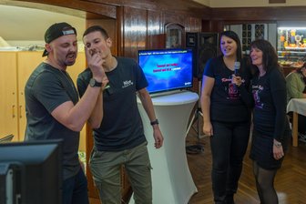 Von schiefen Tönen und heimlichen Stimm-Wundern: So kommt die Premiere für den Karaoke-Abend in Rodewisch an - Auch Norman, Nico, Cindy und Sandra trauten sich beim Karaoke-Abend zum Singen auf die Bühne.