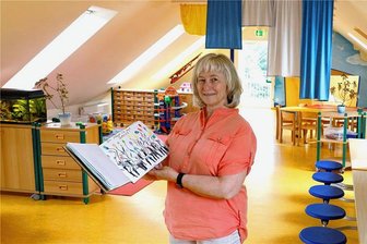 Von Schlafsaal bis Theater-AG: Lichtensteiner Hortleiterin Sylvia Scheffler geht nach 33 Jahren in den Ruhestand - Sylvia Scheffler freut sich über die guten Bedingungen im lichten und freundlich gestalteten Dachgeschoss. Ein Erinnerungsbuch mit Fotos soll die scheidende Hortleiterin auch künftig an die 33 Jahre in der Einrichtung erinnern.