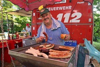 Von Schlagschaum-Waffel bis Pferdebrühwurst: Das kosten Leckereien und Gaudi auf dem Bergfest in Hohenstein-Ernstthal - Das umfunktionierte Feuerwehrauto ist beim Bergfest nicht zu übersehen. Jens Birkner verkauft hier Roster Thüringer Art, Zwiebelhacksteak und Pferdebrühwurst.