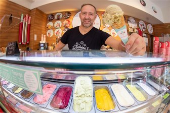 Von Schmand mit Preiselbeergeschmack bis zum süß-sauren Calamansi: Diese Eissorten sind neu am Start an Plauener Eistheken - Janny`s Eis-Chef Tino Windisch - hier in der Filiale am Altmarkt - bietet mehr als 20 Eissorten täglich an, dazu Kaffeevariationen und selbst gebackenen Kuchen, auch veganen. Das Pistaziensorbet, sagen manche Plauener Eiskenner, sei einzigartig weit und breit.