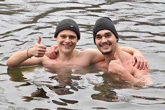 Von Schnappatmung zu Entspannung: Zwickauer Eisvögel schlüpfen zwischen den Jahren in Badehose und Bikini - Paul Knörnschild aus Reinsdorf (r.) hat seinen Kumpel Noah Rochner aus Schönau (l.) zum Eisbaden in den Steinbruch mitgenommen. Der ist nach seiner Eisbade-Premiere begeistert.