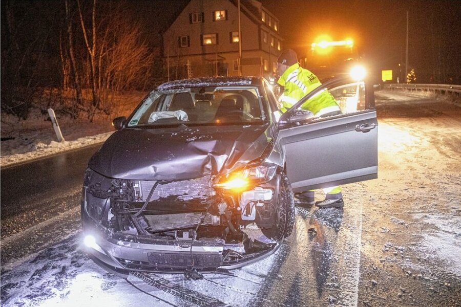 Von Schneesturm bis Pollenplage - Schnee und Blitzeis hatten gleich zu Beginn des Jahres 2022 vor allem die Autofahrer kalt erwischt. Zwischen 5. und 6. Januar kam es zu zahlreichen Unfällen. Auf der B 95 bei Schönfeld ging teilweise nichts mehr. 