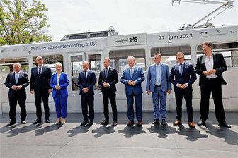 Von Schnüffelnase Billy und viel Lob für Chemnitz: So liefen Ministerpräsidenten-Konferenz und Kanzlerbesuch - Gruppenbild vor Tatra-Straßenbahn: Kai Wegner aus Berlin (v.l.n.r.), Dietmar Woidke aus Brandenburg, Manuela Schwesig aus Mecklenburg-Vorpommern, Bundeskanzler Olaf Scholz, Michael Kretschmer, Reiner Haseloff aus Sachsen-Anhalt, Bodo Ramelow aus Thüringen, der Ostbeauftragte Carsten Schneider und Staatssekretär Michael Kellner.