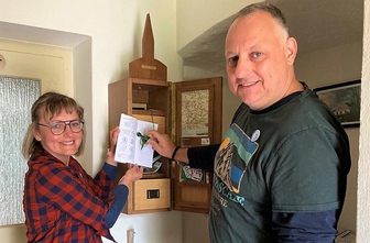 Aneta Grund hat dafür gesorgt, dass Mittweida nun eine Station auf dem Lutherweg ist. Im Gemeindehaus gibt es nun auch den Stempel für den Pilgerpass, zeigt Steffen Schnabel.