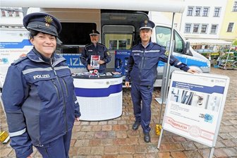 Von Schockanruf bis Sicherheitsschloss: Wie sich Freiberger schützen können - Gemeinsam mit dem Präventionsmobil unterwegs: Polizeihauptmeisterin Kathy Seyferth und die Polizeihauptkommissare Uwe Nerger und Ronny Thon (v.l.) auf dem Freiberger Obermarkt. 