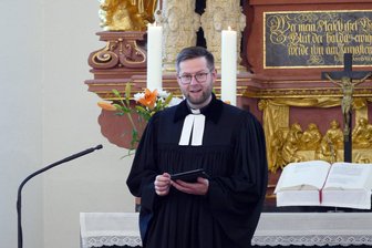 Von Schönbrunn nach Wolkenstein: Michael Ahner übernimmt zweite Pfarrstelle - Michael Ahner bei seiner Einführung in der St. Bartholomäuskirche in Wolkenstein.