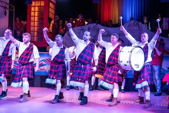 Von Schottenrock bis Hogwarts: Ringethaler Carnevalsverein lässt den Ritterhof Altmittweida beben - Schottenröcke durften nicht fehlen.