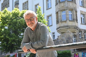 Von Schülerstreik bis Guinnessbuch-Rekord: Was der scheidende Direktor des größten Chemnitzer Gymnasiums alles erlebt hat - Andreas Gersdorf, der Leiter des Dr.-Wilhelm-André-Gymnasiums auf dem Chemnitzer Kaßberg, bereitet seien Abschied vor.