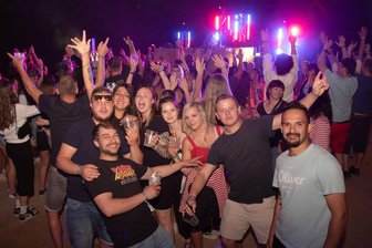 Von „Seasons In The Sun“ bis „Lambada“: Das sind die Sommerhits des alten Jahrtausends - Sommerzeit ist Partyzeit.