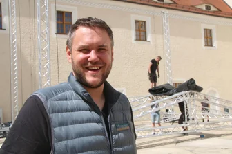 Von Semino Rossi bis zu Sabine Ebert: Aufbau der Freiberger Sommernächte im Schlosshof hat begonnen - Christian Reuter, Projektleiter Schloss der GSM, beim Aufbau der Bühne für die Freiberger Sommernächte.
