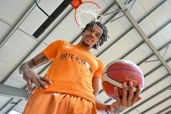 Von Silbermedaillen mit Malta und Silberrücken in Afrika: Die überraschenden Nationalteams der Profis der Niners Chemnitz - Vor drei Jahren schlüpfte Kevin Yebo für ein Fotoshooting der „Freien Presse“ schon einmal in ein T-Shirt der ivorischen Nationalmannschaft. In dieser Woche könnte der Traum von Länderspielen für das Heimatland seines Vaters wahr werden.