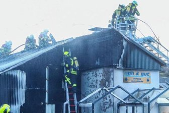 Von Silvester bis Neujahr: 38 Einsätze der Feuerwehr - Die Feuerwehr brachte am Supermarkt in Bockau den Brand unter Kontrolle.