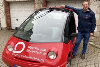 Von Simson bis Hotzenblitz: Zwickauer Hochschule bereitet mit Fahrzeugmuseum Suhl Sonderschau zu Elektrofahrzeugen vor - Der Zwickauer Professor Rigo Herold mit einem E-Auto der Marke Hotzenblitz.