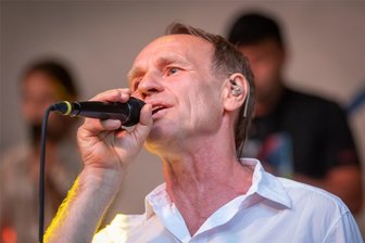 Von Singapur nach Feuerland – Kultband Keimzeit zu Gast auf der Burgstädter Freilichtbühne - Keimzeit-Frontmann Norbert Leisegang beim Konzert auf der Burgstädter Freilichtbühne.