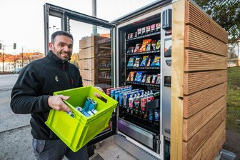 Von Snackstation bis „Secret Packs“: Stadt im Erzgebirge bekommt neue 24-Stunden-Automaten - An der Bundesstraße 169 auf dem Zeller Berg in Aue ist seit kurzem ein neuer Snackautomat zu finden. Aufgestellt hat ihn Uwe Fitzthum.