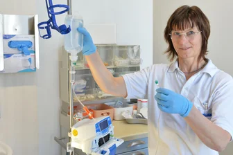 Von Sodbrennen bis Darmkrebs: Gibt’s noch freie Termine in neuer Freiberger Praxis? - Dr. Dörte Plate ist Internistin, hier bei der Vorbereitung für eine Infusion in der neuen Praxis in Freiberg.