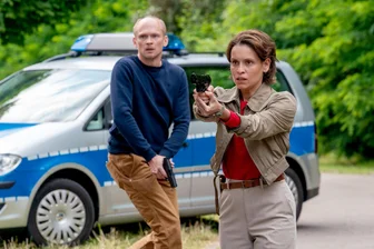 Von „Soko“ bis „Tod am Rennsteig“: Die ostdeutschen Alternativen zum „Erzgebirgskrimi“ - Das Ermittlerduo Jan Kawig (Bernhard Conrad) und Annett Schuster (Kristin Suckow) versucht, das Schlimmste zu verhindern. Die ARD-Reihe „Tod am Rennsteig“ ist zusammen mit „Wapo Elbe“ vergleichsweise neu am Start der ostdeutschen Regionalkrimis.