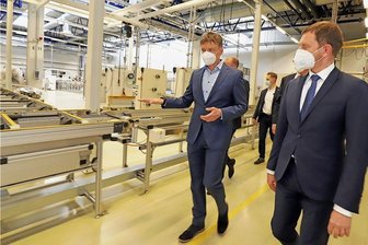 Von Solarworld zu Meyer Burger: Dieser Mann leitet die Fertigung in Freiberg - Gunter Erfurt, CEO bei Meyer Burger (links), führt Sachsens Ministerpräsidenten Michael Kretschmer (CDU) durch die Fertigungshalle in Freiberg.